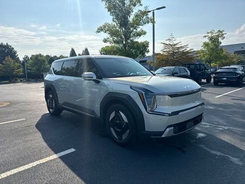 Certified 2024 Kia EV9 Light Long Range RWD image 7