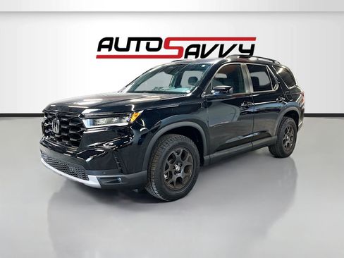 Used 2025 Honda Pilot TrailSport image 3