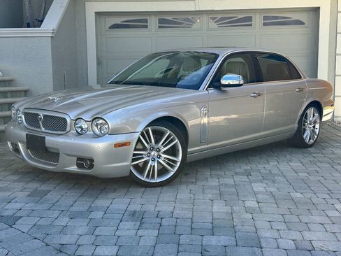 Used 2009 Jaguar XJ Vanden Plas Super V8 Portfolio RWD image 1