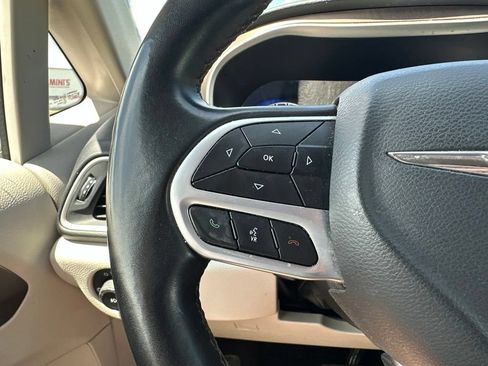 Used 2018 Chrysler Pacifica Touring-L FWD image 19
