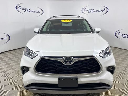 Certified 2024 Toyota Highlander Platinum AWD/4WD image 2
