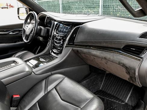 Used 2019 Cadillac Escalade ESV Platinum image 11