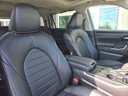 Used 2024 Toyota Highlander XLE image 38