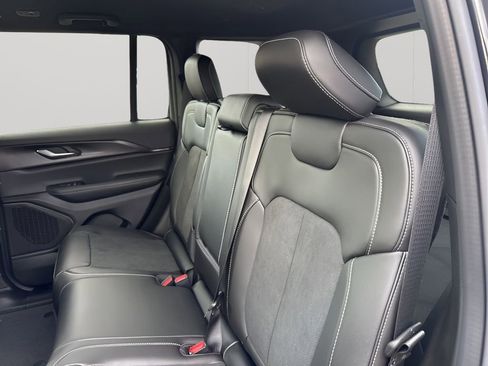 New 2025 Jeep Grand Cherokee Altitude image 19