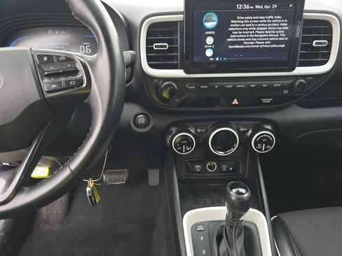 Used 2023 Hyundai Venue Limited FWD image 6