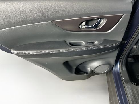 Used 2016 Nissan Rogue SV w/ SV Moonroof Package FWD image 26
