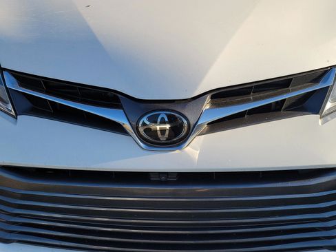 Used 2019 Toyota Sienna Limited image 22