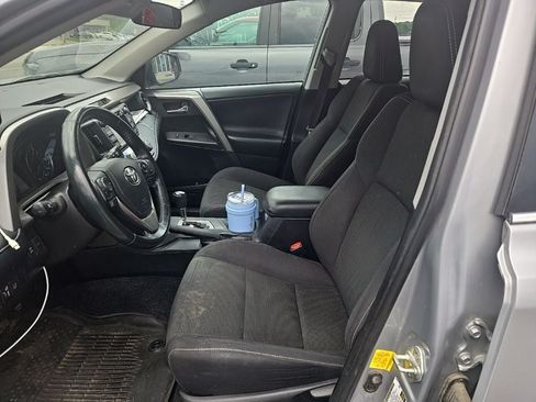 Used 2018 Toyota RAV4 XLE AWD/4WD image 4