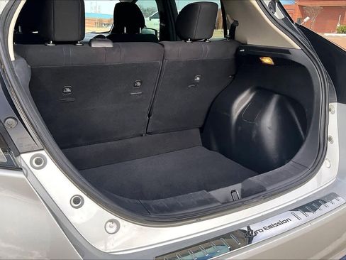 Used 2018 Nissan Leaf SV w/ SV Technology Package image 18