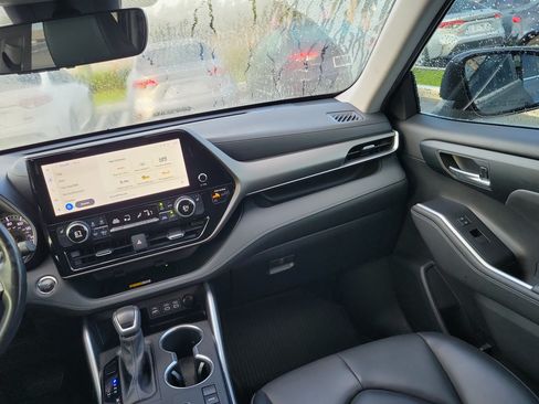 Used 2023 Toyota Highlander XLE FWD image 17