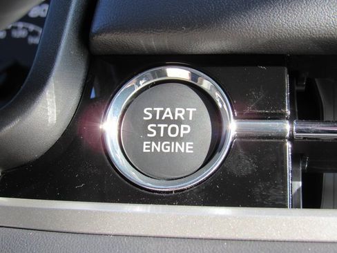 New 2025 Mitsubishi Outlander SE image 17