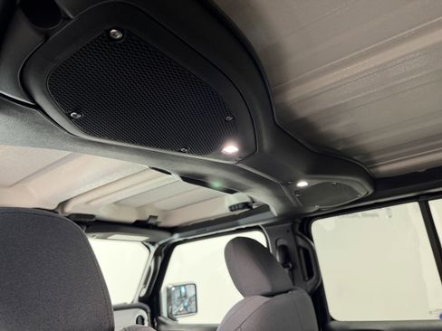 Used 2025 Jeep Wrangler Unlimited Sahara image 25