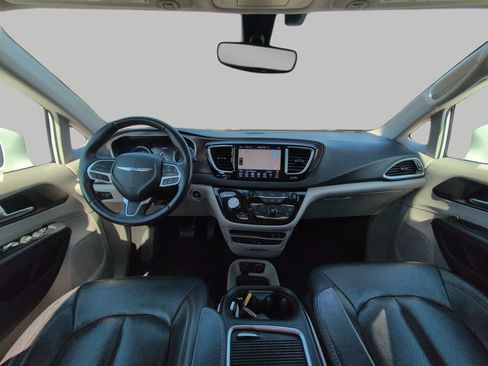 Used 2018 Chrysler Pacifica Touring-L Plus FWD image 2