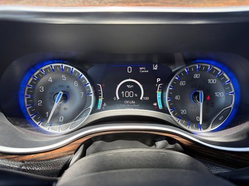 Used 2023 Chrysler Pacifica Limited FWD image 38