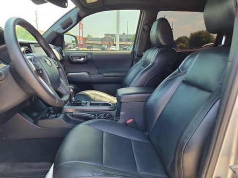 Used 2019 Toyota Tacoma TRD Sport w/ TRD Premium Sport Package AWD/4WD image 18