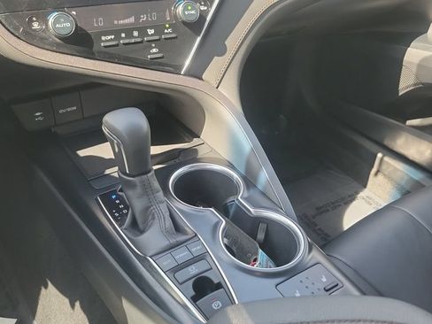 Used 2018 Toyota Camry XLE FWD image 16