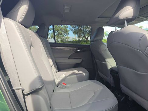Used 2024 Toyota Highlander Limited image 12