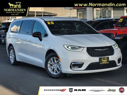 Used 2025 Chrysler Pacifica Select