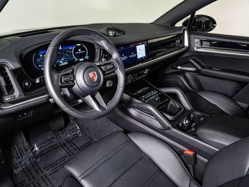 Certified 2026 Porsche Cayenne E-Hybrid Coupe AWD/4WD image 4