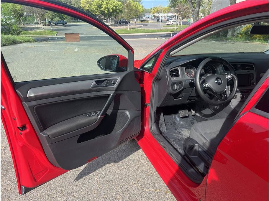 Used 2016 Volkswagen Golf 4-Door FWD image 13