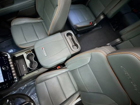 Used 2025 GMC Yukon AT4 w/ AT4 Premium Package AWD/4WD image 24