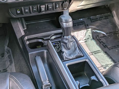 Used 2022 Toyota Tacoma Limited image 47