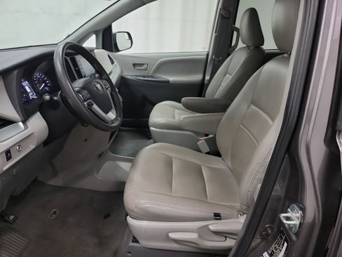 Used 2020 Toyota Sienna L image 12