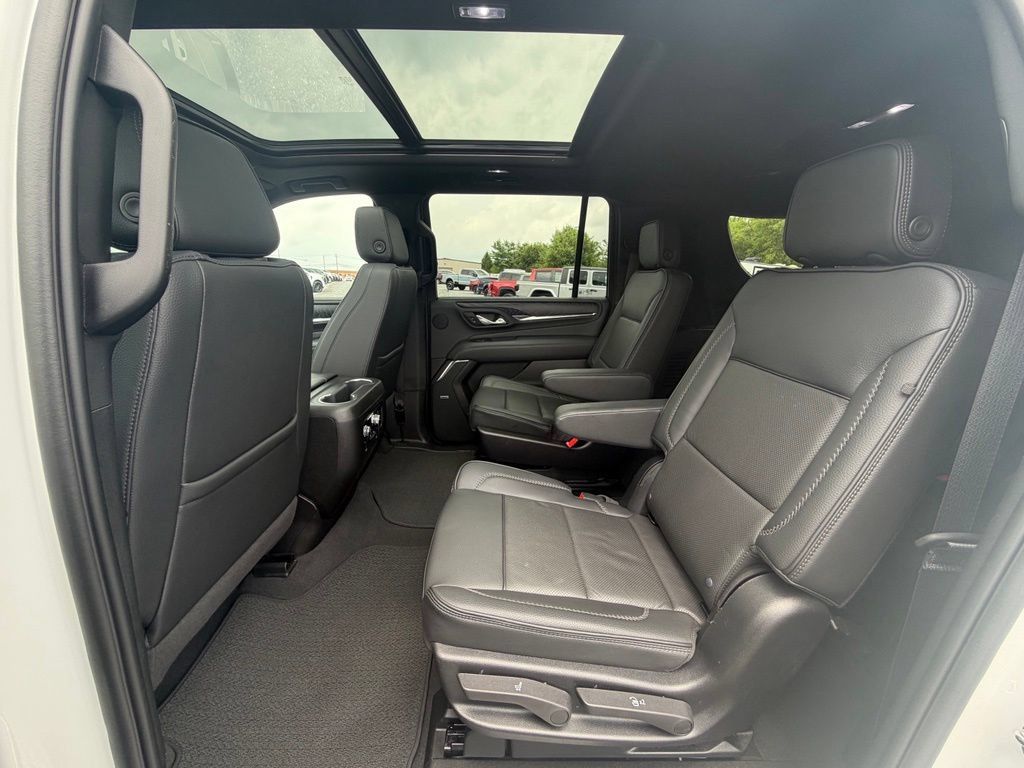 Used 2023 GMC Yukon XL Denali AWD/4WD image 7
