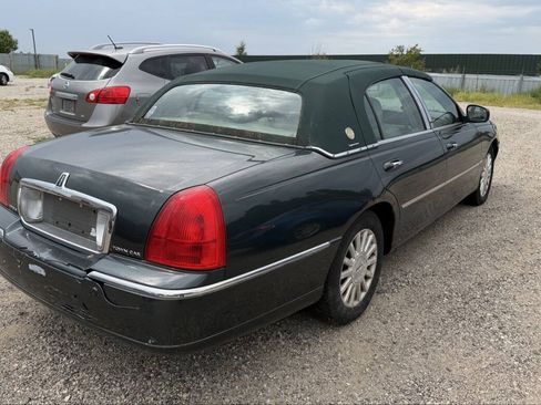 Used 2003 Lincoln Town Car Signature RWD image 4