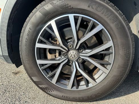 Used 2019 Volkswagen Tiguan SE w/ Panoramic Sunroof Package image 18