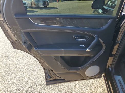 Used 2019 Bentley Bentayga image 18