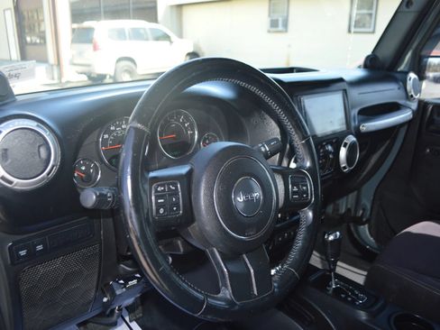 Used 2014 Jeep Wrangler Unlimited Rubicon w/ Dual Top Group AWD/4WD image 15