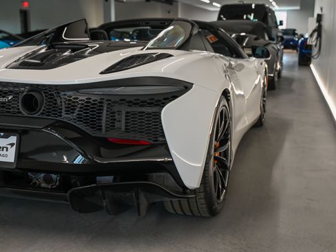 Used 2025 McLaren Artura Spider RWD image 17