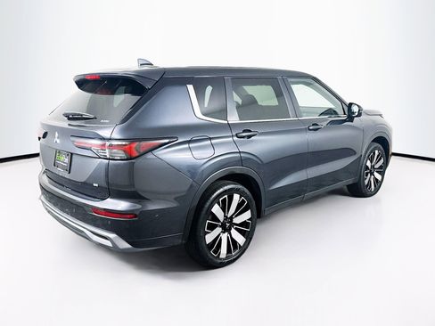 Used 2025 Mitsubishi Outlander SE image 9