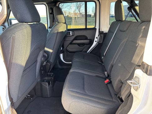 Used 2025 Jeep Wrangler Sahara image 23