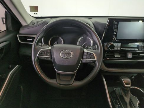 Used 2022 Toyota Highlander XLE image 17