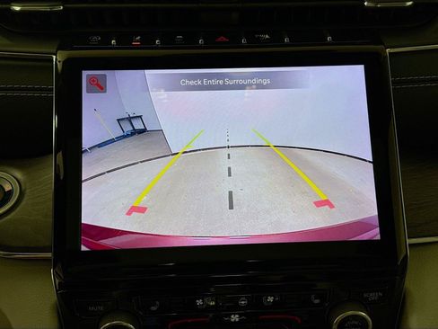 Used 2023 Jeep Grand Cherokee Overland w/ Luxury Tech Group IV AWD/4WD image 6