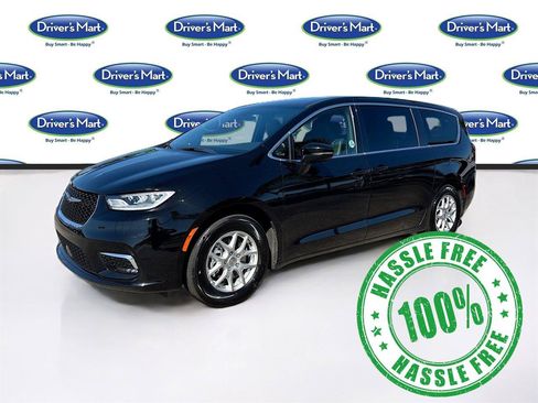 Used 2025 Chrysler Pacifica Select FWD image 3
