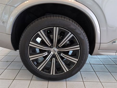Used 2025 Volvo XC90 B6 Plus image 16