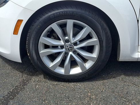 Used 2013 Volkswagen Beetle TDI FWD image 8