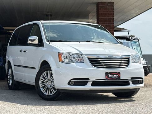 Used 2015 Chrysler Town & Country Touring-L w/ Driver Convenience Group image 1