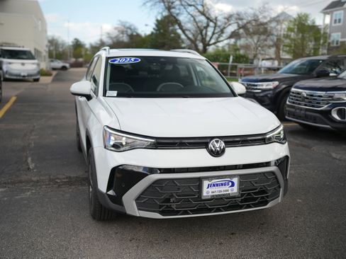 Used 2025 Volkswagen Taos SE w/ Panoramic Sunroof Package AWD/4WD image 2