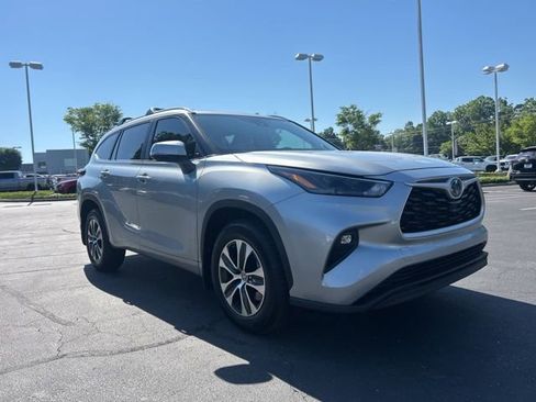 Used 2024 Toyota Highlander XLE FWD image 4