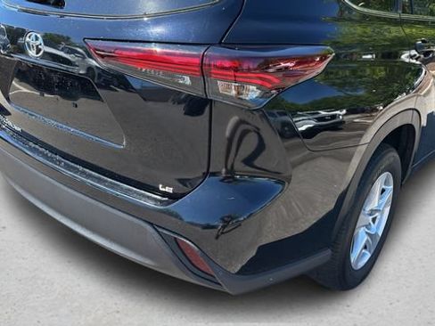 Used 2024 Toyota Highlander LE FWD image 33