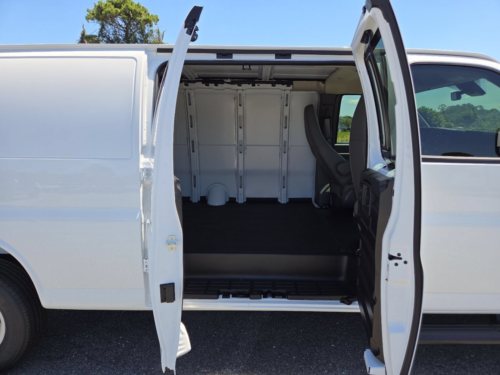 New 2026 GMC Savana 3500 Extended w/ Driver Convenience Package RWD image 17
