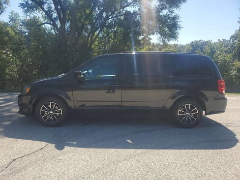Used 2016 Dodge Grand Caravan R/T image 3