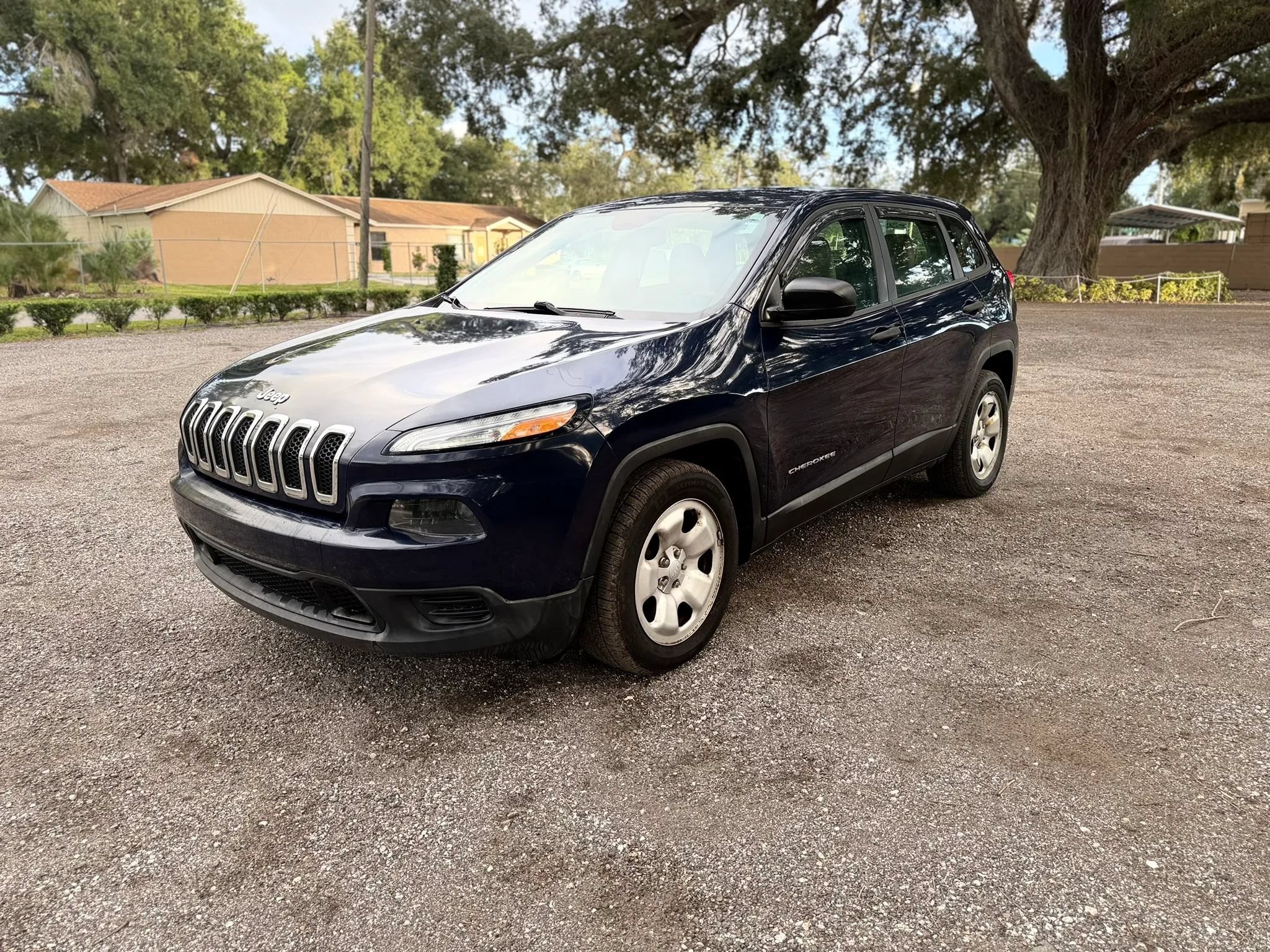 Used 2015 Jeep Cherokee Sport FWD image 3