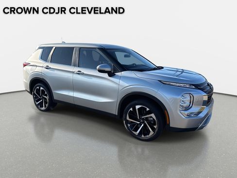 Used 2024 Mitsubishi Outlander SE image 2