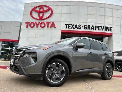Used 2025 Nissan Rogue SV AWD/4WD image 2
