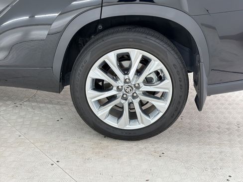 Used 2024 Toyota Highlander Limited image 12